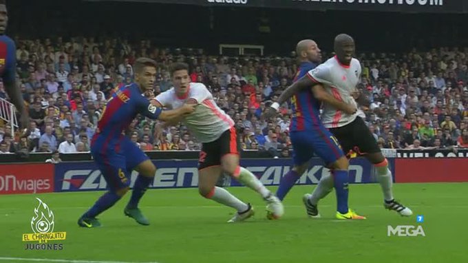 El Valencia PIDIÓ PENALTI en esta acción entre Mascherano y Mangala. ¡Lo ANALIZAMOS en #ChiringuitoPolémica!