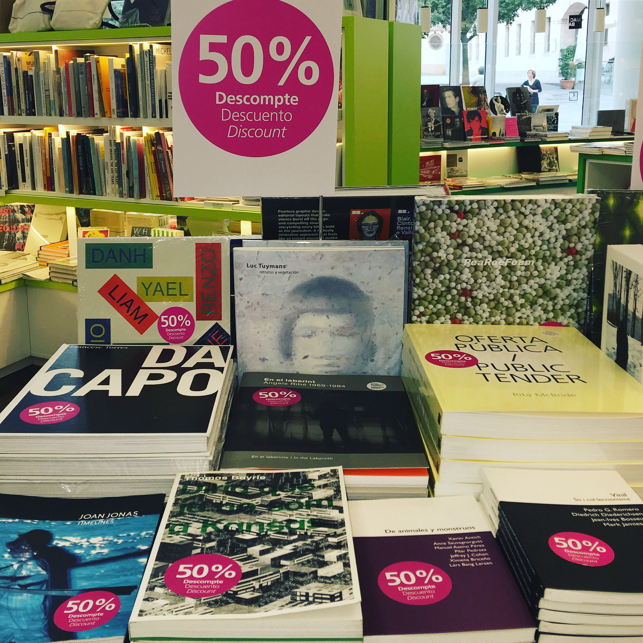 Passeu-vos per la #MACBAStoreLaie. Periòdicament trobareu una selecció de #MACBAbooks amb descompte
@laietana https://t.co/MAwfBNkAF3
