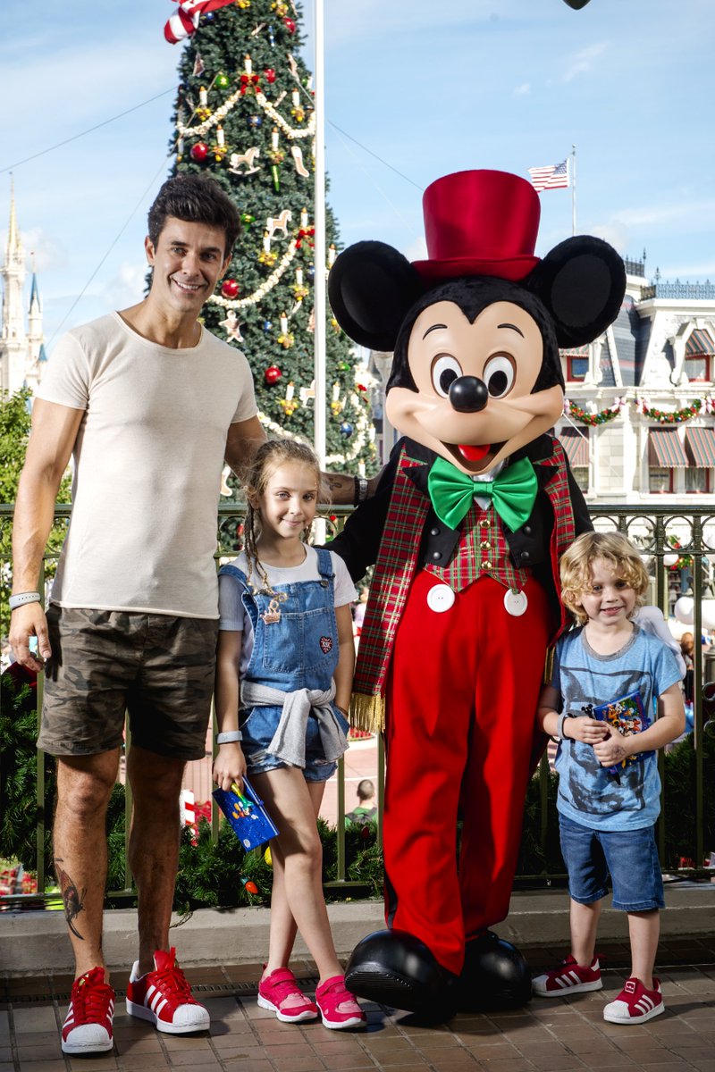 Resultado de imagen para mariano martinez y sus hijos en disney