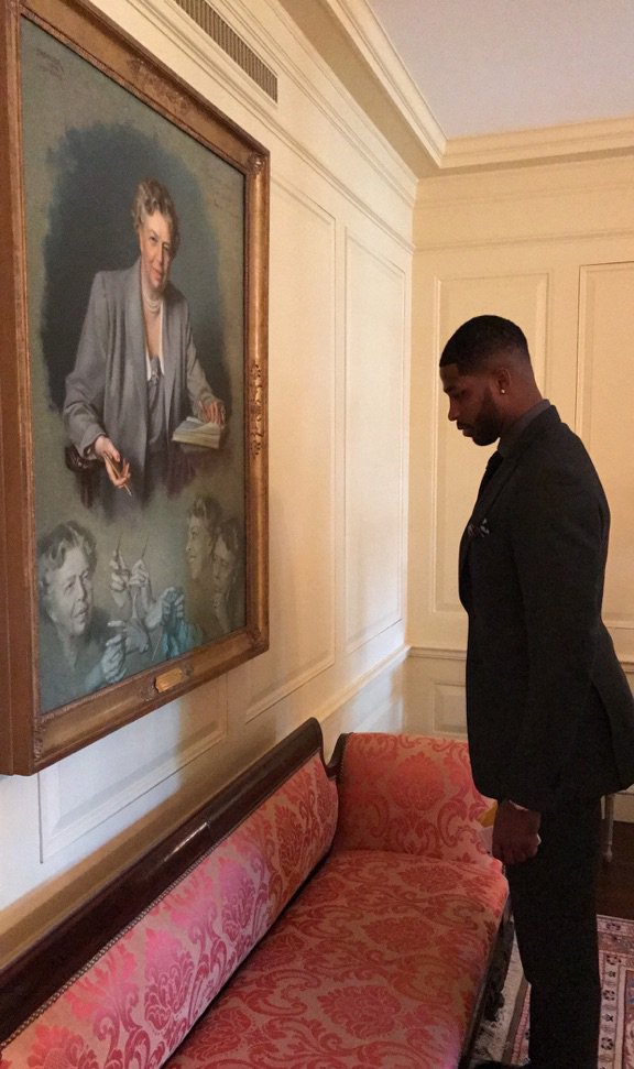 RT @NBA: The 2016 NBA champion @cavs take in the history at The @WhiteHouse. https://t.co/m9oobFRZzH