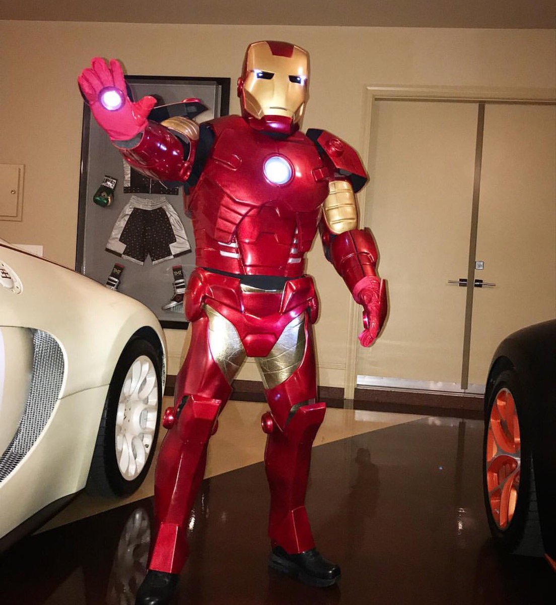 If I'm going to be any superhero, I have to be the richest superhero. #TonyStarks aka. #IronMan #Halloween2016 https://t.co/gLzXT6Y6jl