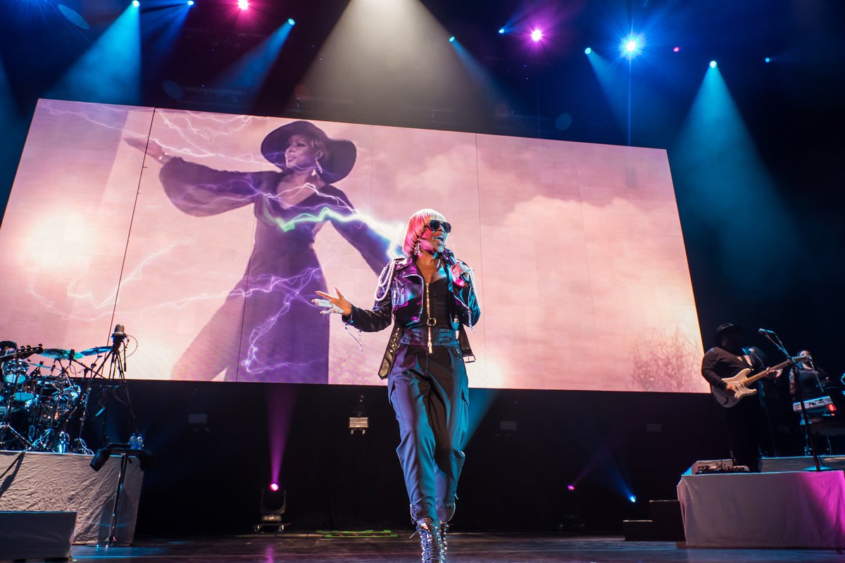 RT @Essence: .@maryjblige's trench coat game is on another level of fierce: https://t.co/0N7kifUGv3 https://t.co/OA784Dhtyp