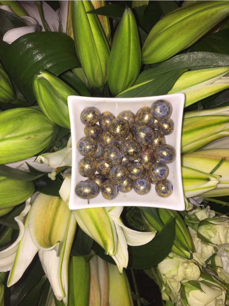 OK…. HAVE JUST SEEN
SOMETHING SOOO OTT✨
TOOO DECADENT ????
GOLD DUSTED BLUEBERRIES ⁉️
C’MON..???? https://t.co/v57R8oTE0y