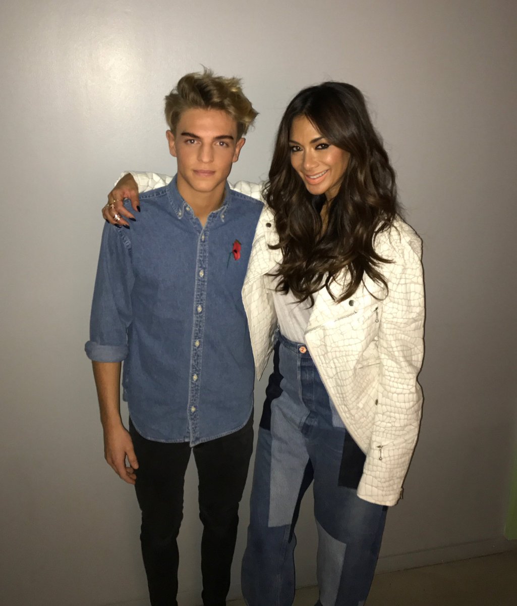 RT @FreddyParker98: REUNITED @NicoleScherzy to support her in her first ever Disney film Moana! Missed you b https://t.co/Ap4aq4k59P