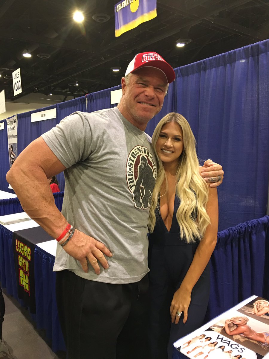 RT @RealBillyGunn: Look who I found yesterday at Rhode Island comic con @TheBarbieBlank #awesome https://t.co/KiPPgfCFQo