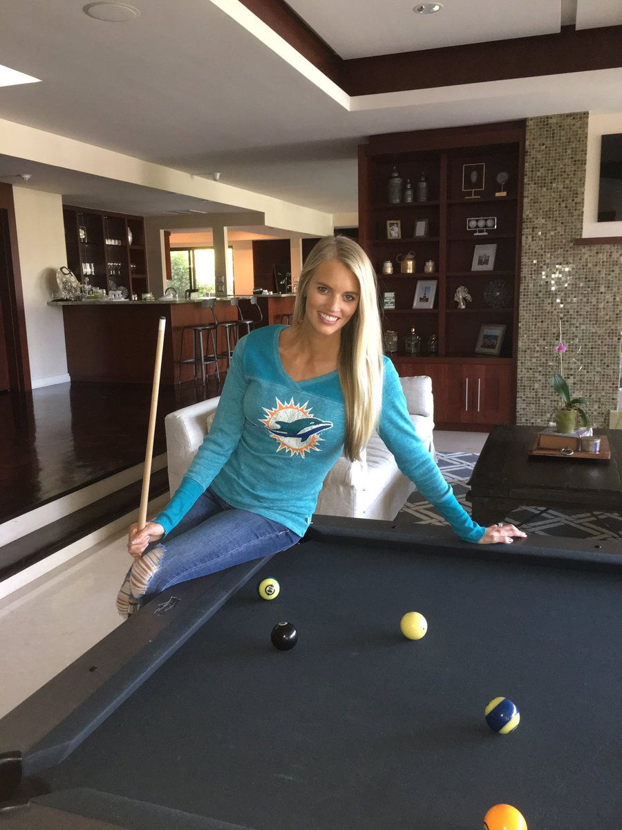 RT @LaurenTannehill: Making breaks in style, go fins @Alyssa_Milano #TeamTouch #TouchByAlyssaMilano https://t.co/BeiY6eL7S5