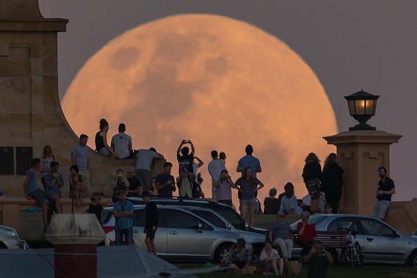 RT @CountryLiving: 20 Unbelievably Beautiful Photos Of This Week's Supermoon https://t.co/KeLgFskTVw https://t.co/OxTcAAg2fB