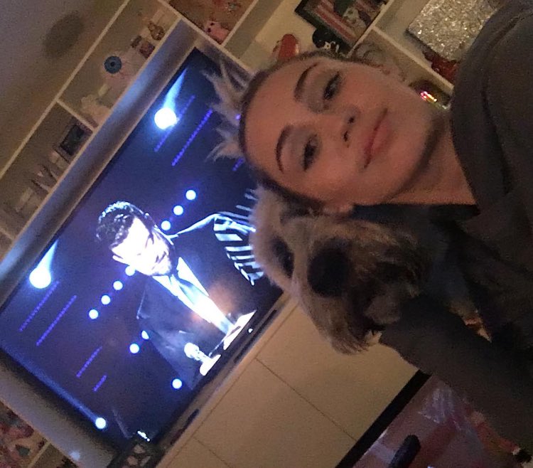 Watchin The Voice with Dora! We love all of you so much! Thank you for voting Team Miley ???? https://t.co/aUE7Yyh89P