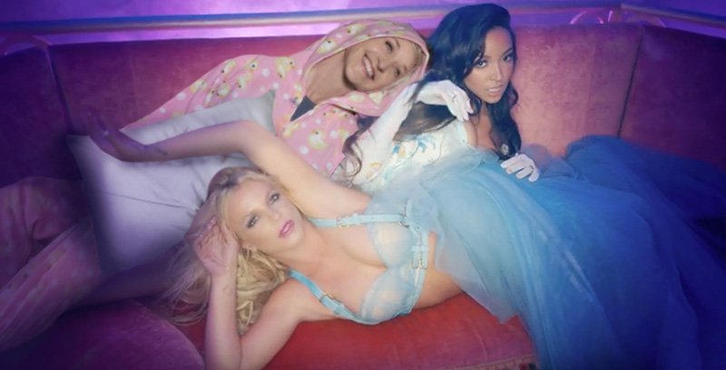 RT @TheEllenShow: Thanks, @BritneySpears for letting me be a part of your new #SlumberParty video. https://t.co/pliUbWLrhf