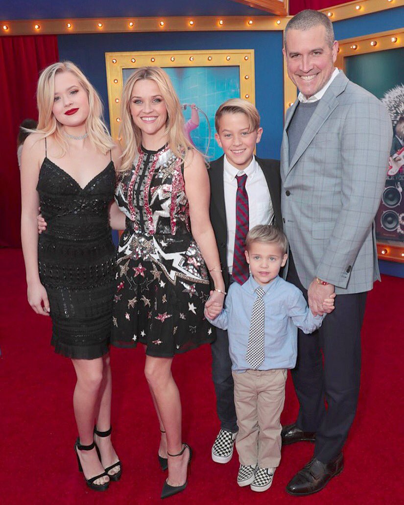 In good company at the #SingMovie premiere last night ❤️???? A wonderful family film for the holidays! https://t.co/6p4j2Rb8VB