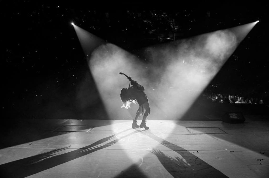 RT @ConorMcDPhoto: Last night at the O2 arena with @elliegoulding https://t.co/C5U1FvTl2g https://t.co/8zNmP1gYIJ