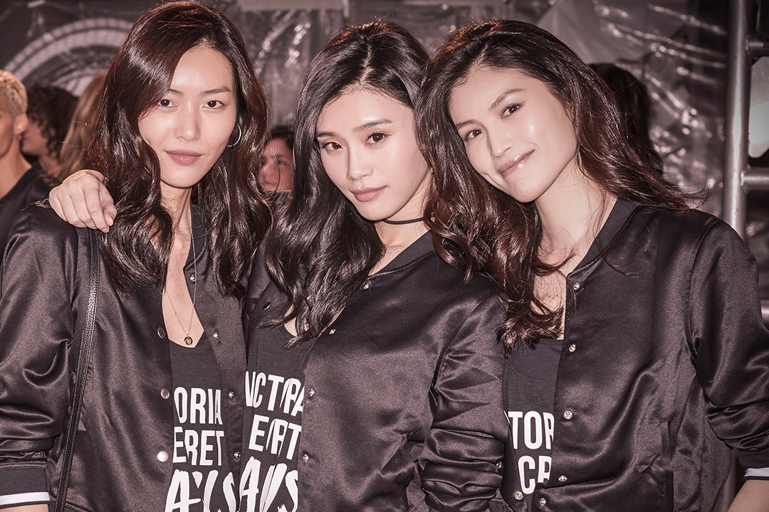 Ni hao! @LiuWenLW, @mengyaoxi & @sui_he repping China at the #VSFashionShow. https://t.co/jnkiMXttH9