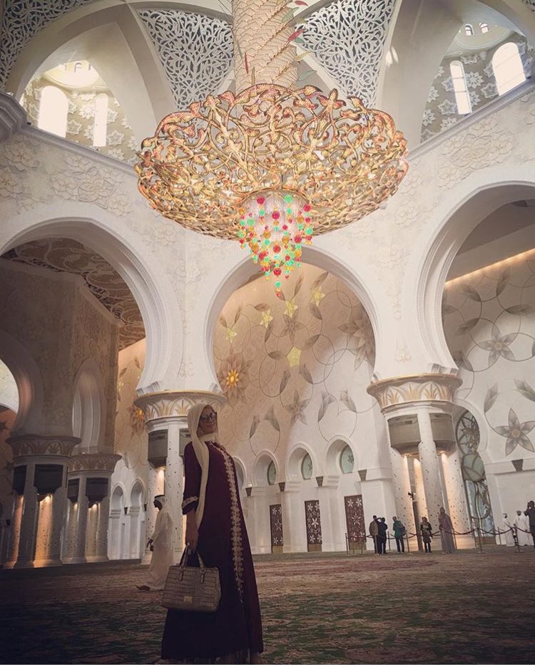 I need that chandelier for my next house! ✨✨????✨✨ So #Stunning! ???? #SheikZayedGrandMosque #AbuDhabi https://t.co/VvMnGDp1bT