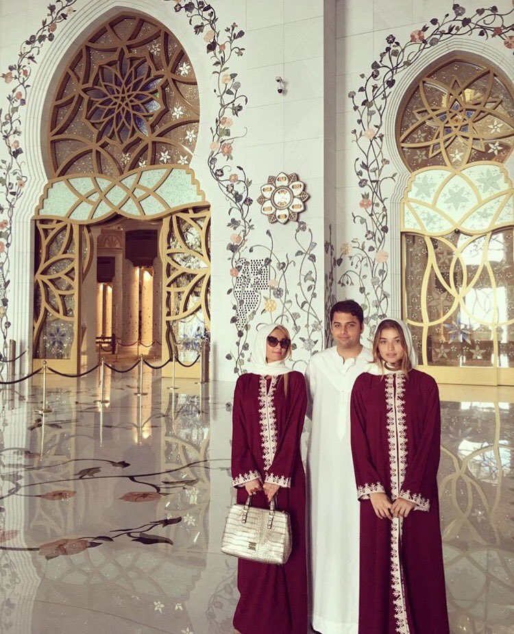 Beautiful day in #AbuDhabi at the #SheikZayedGrandMosque with @JamieReuben & #DanielaLopezOsorio. ???????? https://t.co/ayptjdGV1A