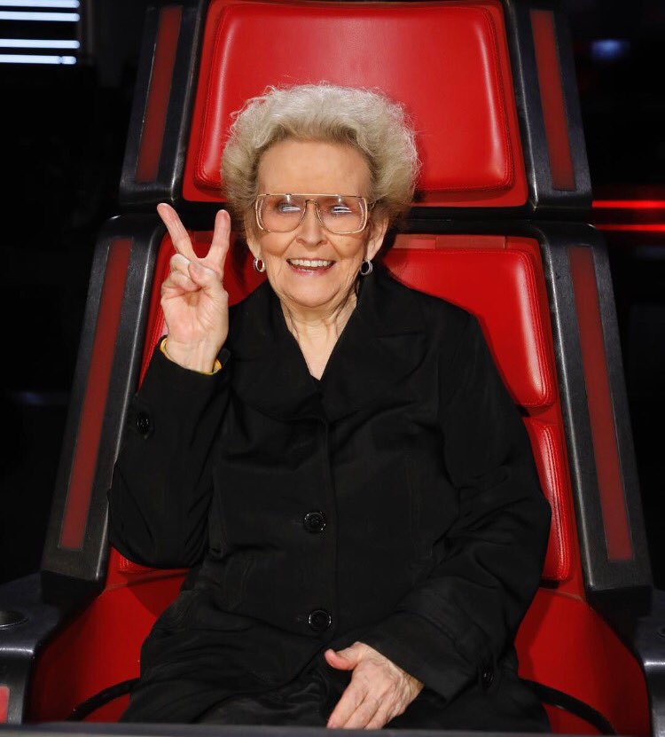 MAMMIE is captain of the Team Miley cheer squad! 

West coast! Tune into #thevoice now!!! https://t.co/JD9KAnQkNC