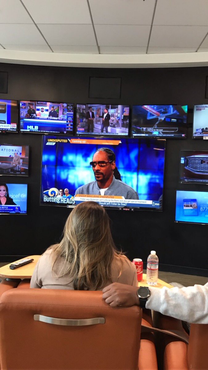 Snoop on Sports. ????⚽️????⚾️????????@undisputed @FS1 https://t.co/9XYALy6XlB