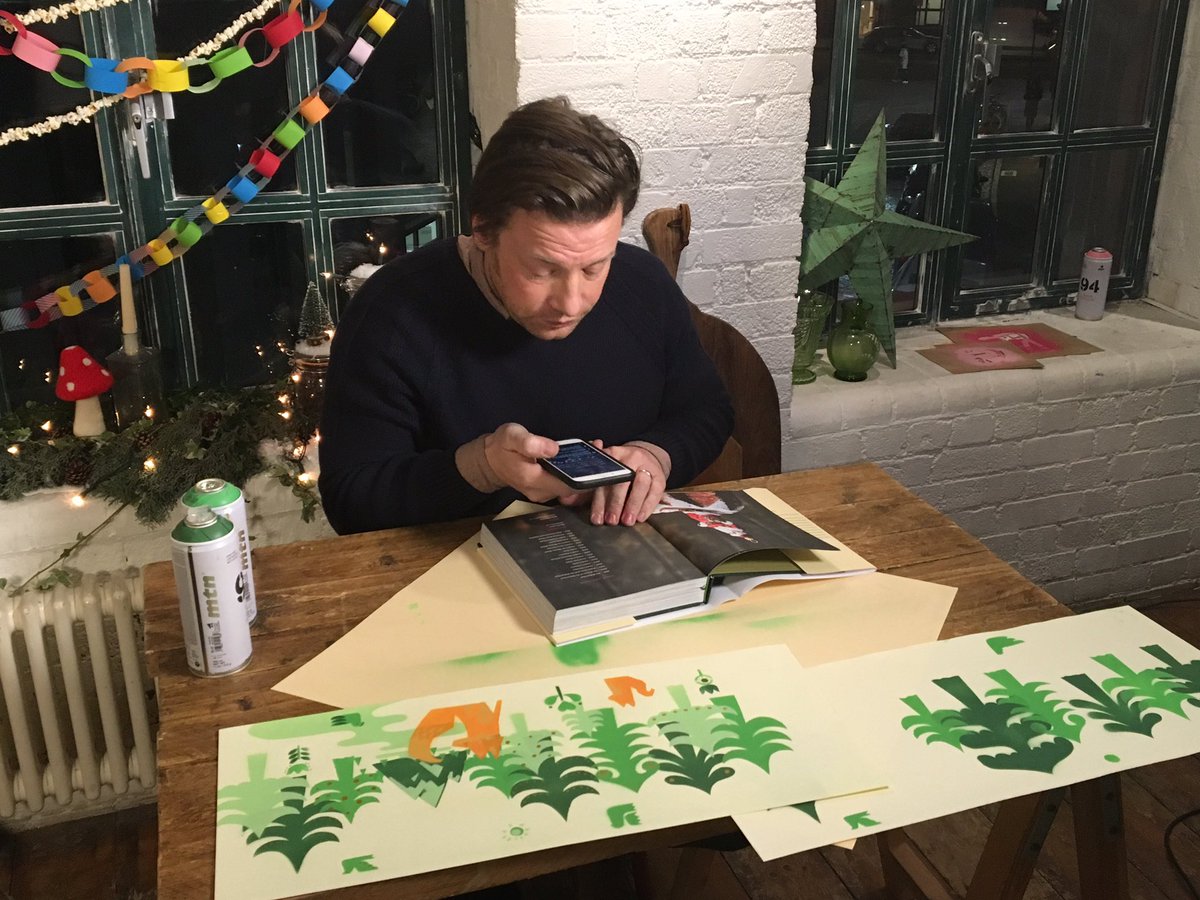 Live on Facebook right now guys! Giving you a little flick through the new book- sooo excited! #JamiesChristmas https://t.co/tnHMlETNhW