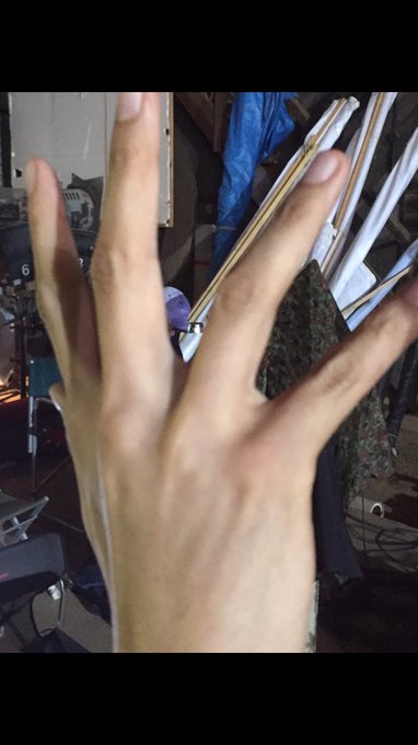 銀魂のポスターの銀さんの指が多いんじゃねえかって言われてるみたいですが小栗くんの小指がやけに長いだけですね😅撮影中撮った