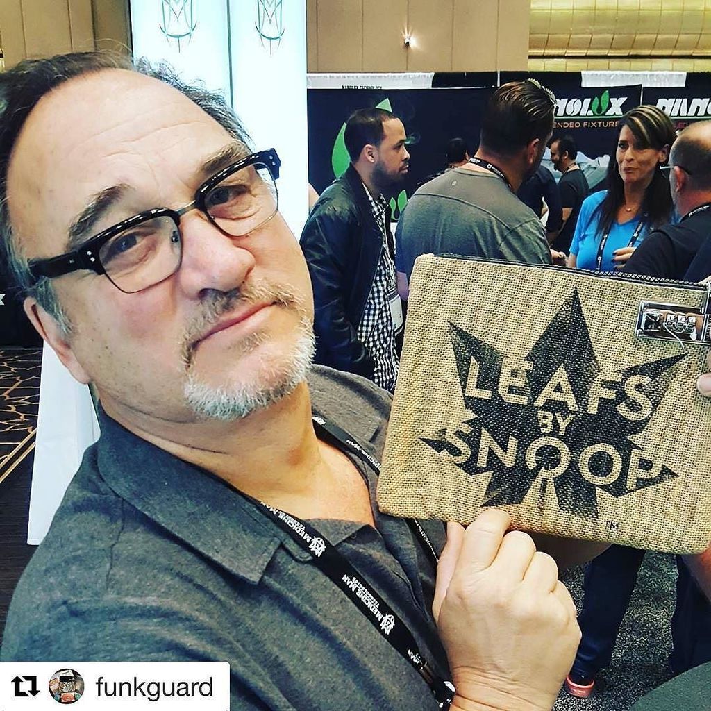 #Repost @funkguard
・・・
#funkloc #hemp @leafsbysnoop #belushi #gotfunk? https://t.co/QFX05WPI1l https://t.co/Yi6cpBkVqo