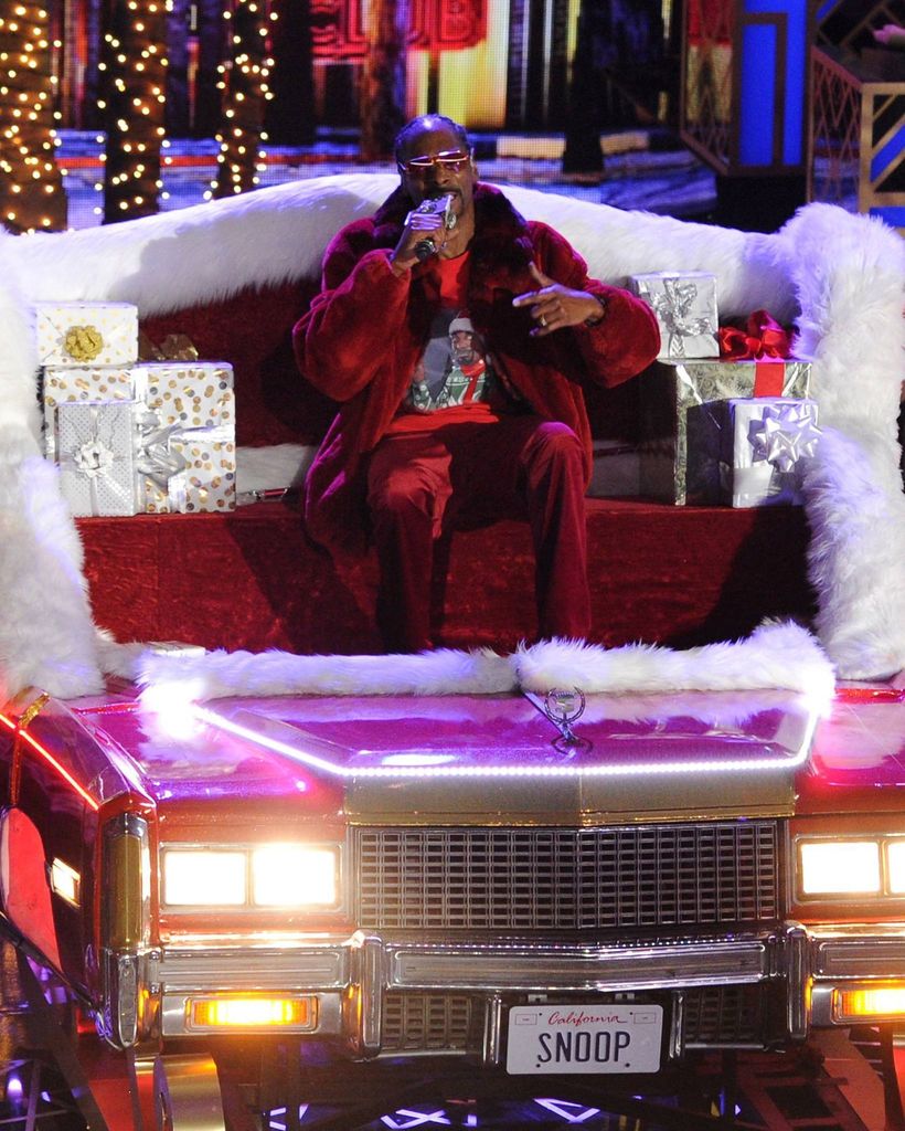 Santa Snoop. holidaze. tonite !! watch #WhiteHotHolidays  8/7c on FOX. https://t.co/sZocMuWT7z https://t.co/SUvePdQQB7
