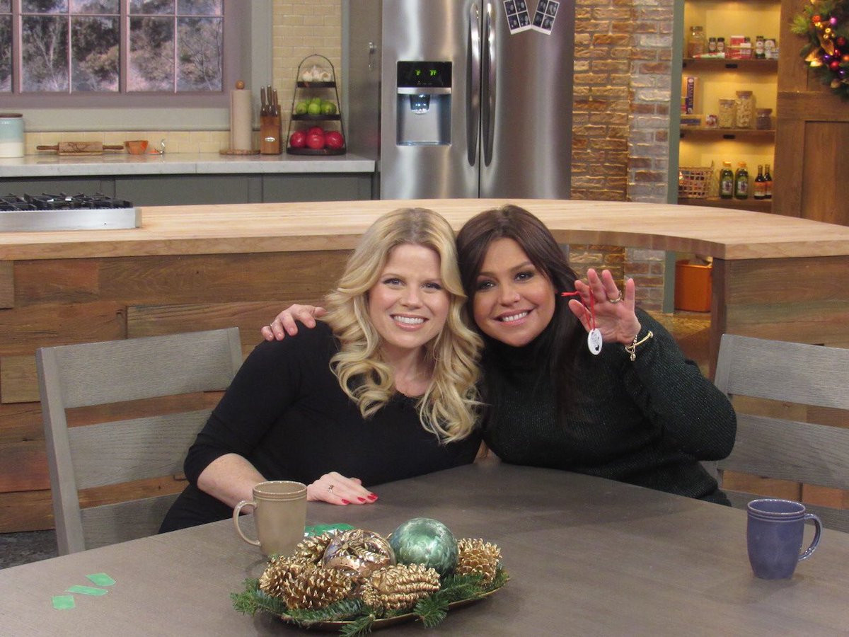 Had so much fun visiting @rachaelray !Tune in today to hear us talk about Christmas & my new album! @RachaelRayShow https://t.co/cneceqEumA