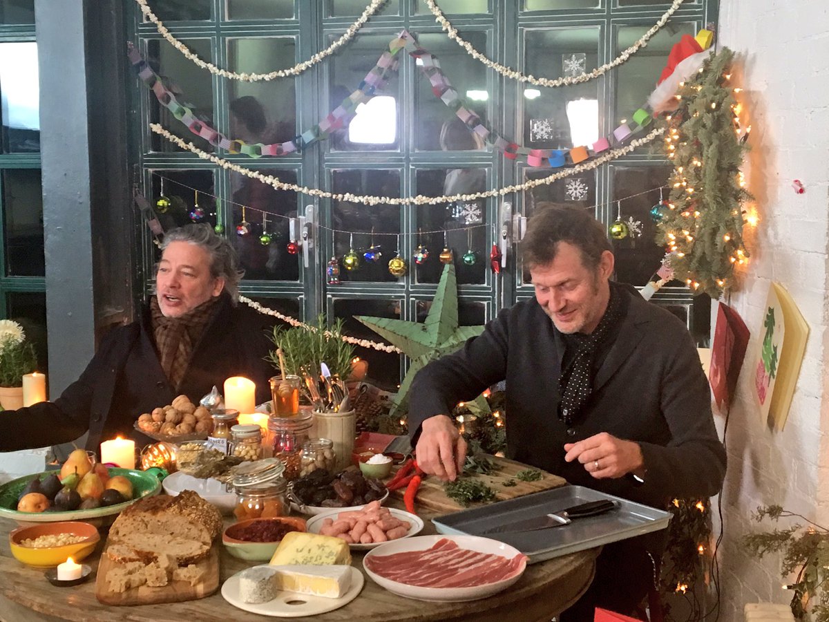 Got a couple of helpers today guys!! #JamiesChristmas https://t.co/LaZcfEJHpv