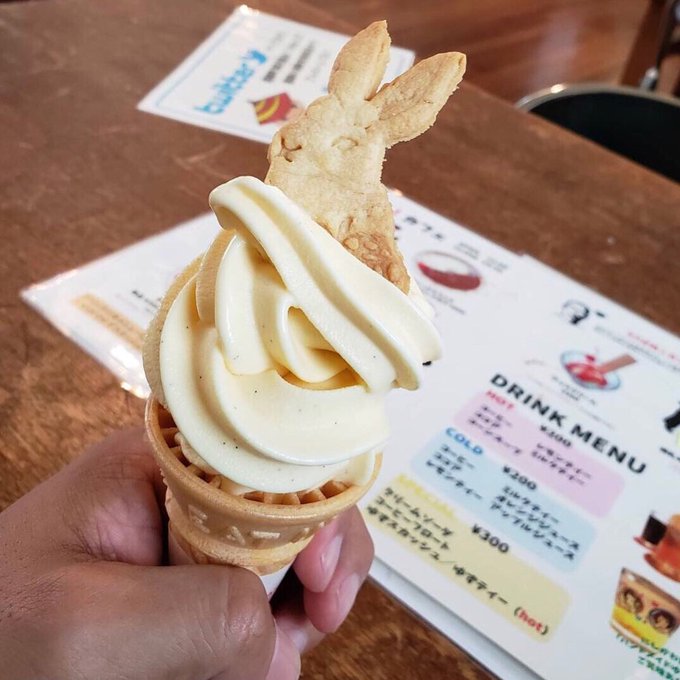 【うさかめアイス新登場】豊郷小学校旧校舎群で夢のソフトクリーム🍦の登場です!クッキー付きでインスタ映え間違いなし🐇🐢濃厚 【うさかめアイス新登場】豊郷小学校旧校舎群で夢のソフトクリーム🍦の登場です!クッキー付きでインスタ映え間違いなし🐇🐢濃厚