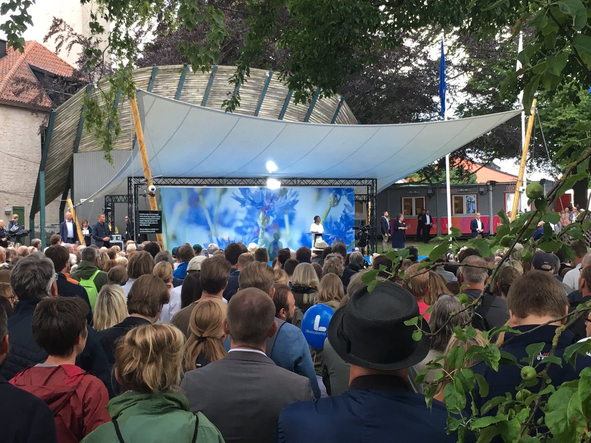 Lyssnar på Nyamko Sabuni när hon gör en - stark! - debut i sitt första partiledartal för @liberalerna i Almedalen. 