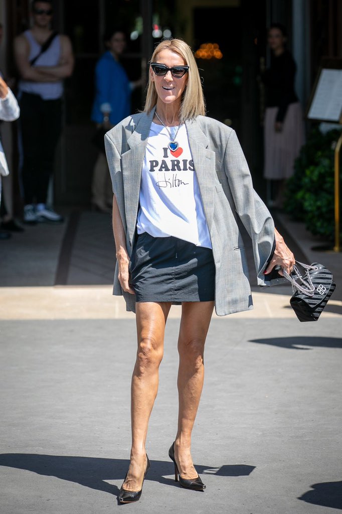 RT @drchelseatena: This is the T-Shirt of the moment ???? I need this Vetements x @ParisHilton shirt in my Life ???? https://t.co/zxxxVZb2wU
