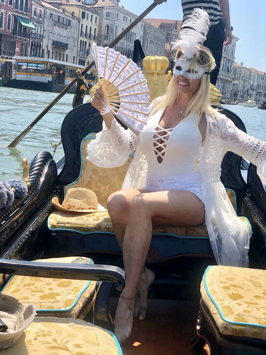 Venezia bebe!!!!! #Relax #Gondollieri #Italia ????????????✨ https://t.co/f7Ydat3NlE