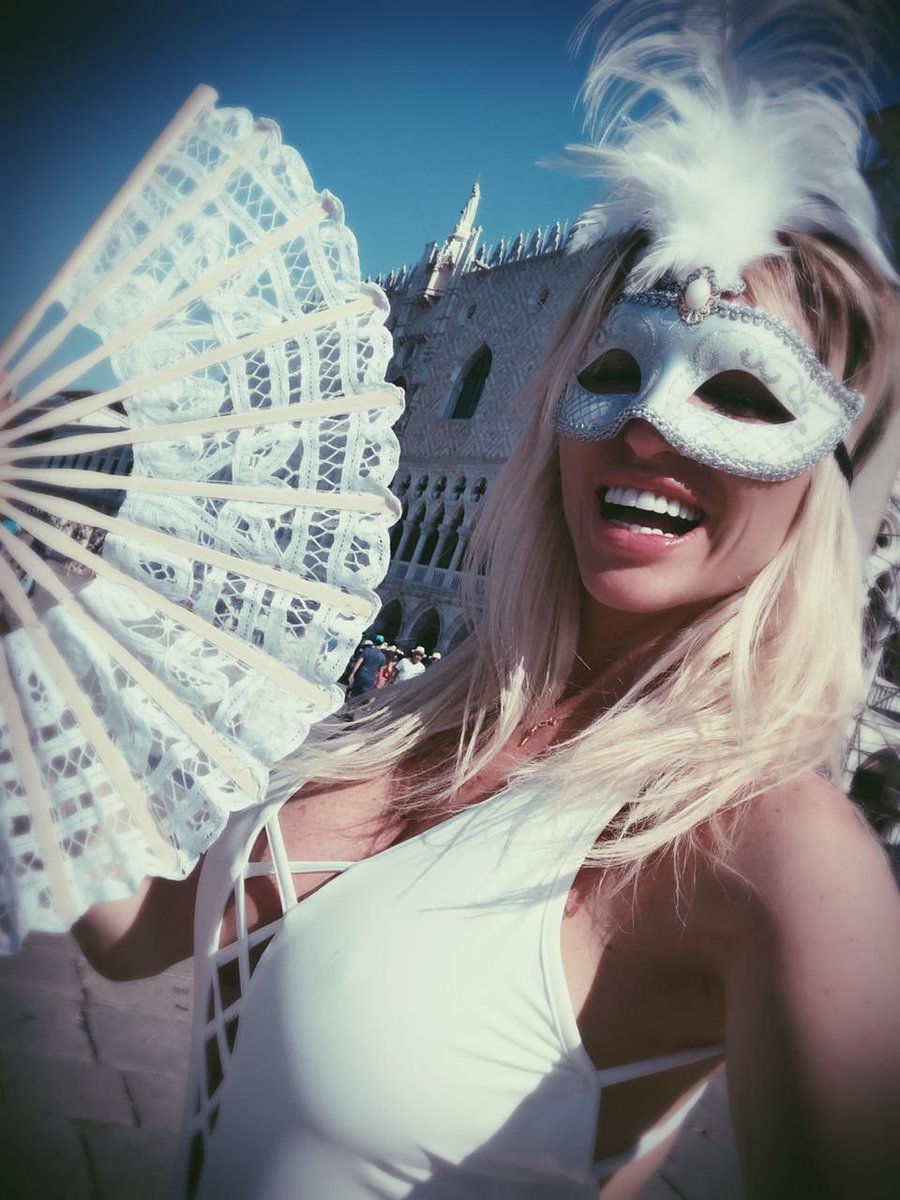 La vida es un carnaval!!!!!!!!!! #Venezia #Italia ????✨???????? https://t.co/6LdMzer9NH