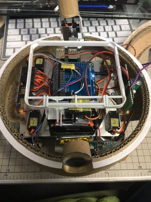 中はこんな感じラズパイ3B+で動かしてます。webカメラも付けたのでスマホコントロールで遠隔操作したいなぁ#ケムリクサ 中はこんな感じラズパイ3B+で動かしてます。webカメラも付けたのでスマホコントロールで遠隔操作したいなぁ#ケムリクサ