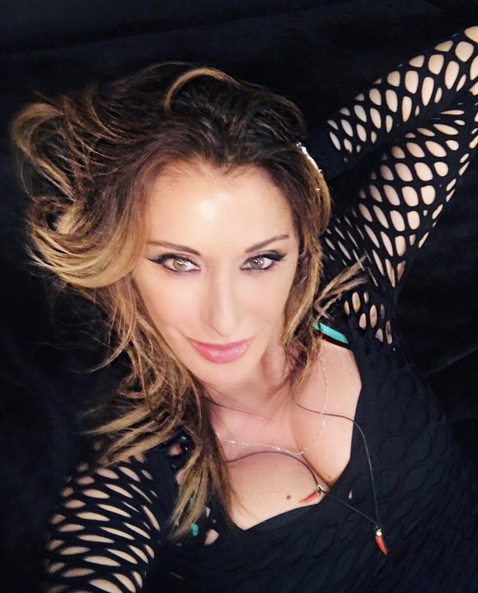 C’etait une super soirée !! Merci #aixenprovence #arena #SabrinaSalerno https://t.co/fJbi3nSHgb