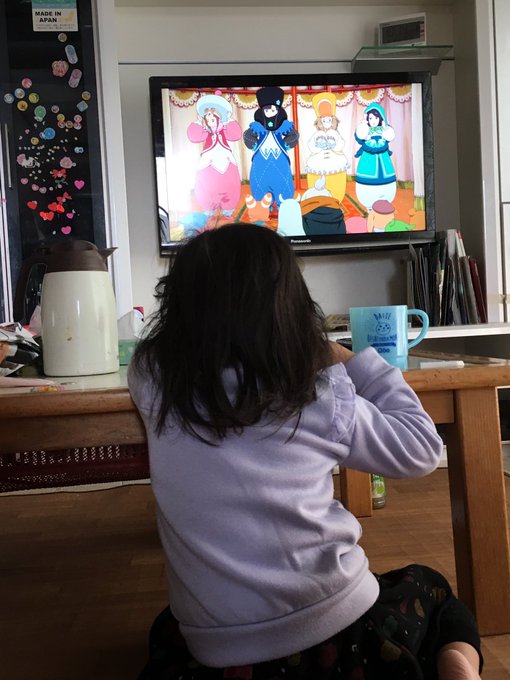 今日は息子の幼稚園体験入園。娘はお留守番で、その間ポッピンQが見たいと言ってじっと見てる。ダンスシーンではいっしょに踊る 今日は息子の幼稚園体験入園。娘はお留守番で、その間ポッピンQが見たいと言ってじっと見てる。ダンスシーンではいっしょに踊る