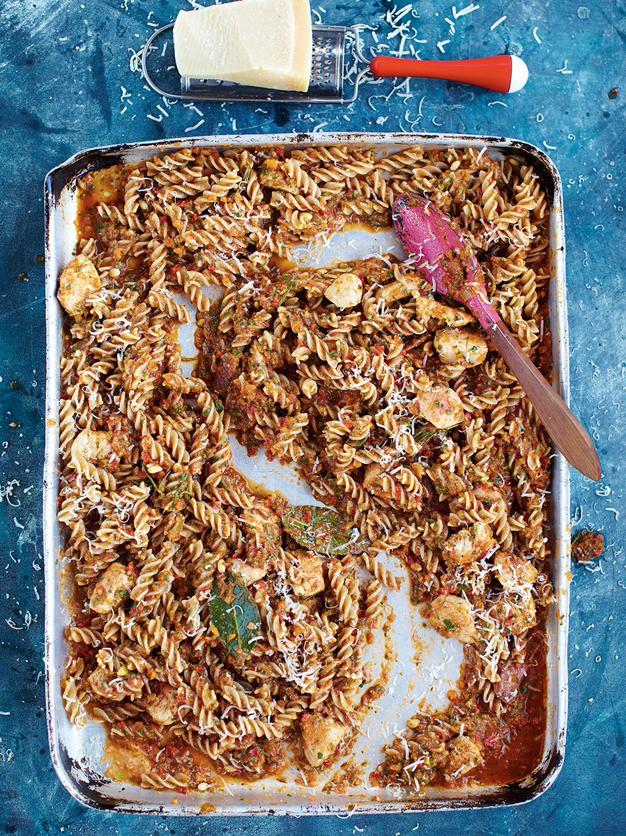 #Dinnerspiration: chicken pasta with herby 6-veg ragu ????

P190 in 15 Minute Meals. You're welcome. https://t.co/o6vj4QgdXM