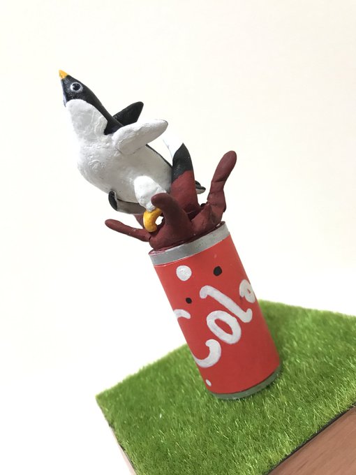 『ペンギン・ハイウェイ』からペンギンとコーラ。コーラはラムネ菓子の改造、その他は樹脂粘土で。ペンギンとコーラのイメージを 『ペンギン・ハイウェイ』からペンギンとコーラ。コーラはラムネ菓子の改造、その他は樹脂粘土で。ペンギンとコーラのイメージを