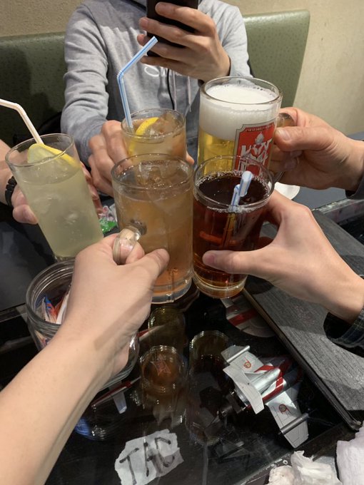 怪獣酒場ではじまた 怪獣酒場ではじまた
