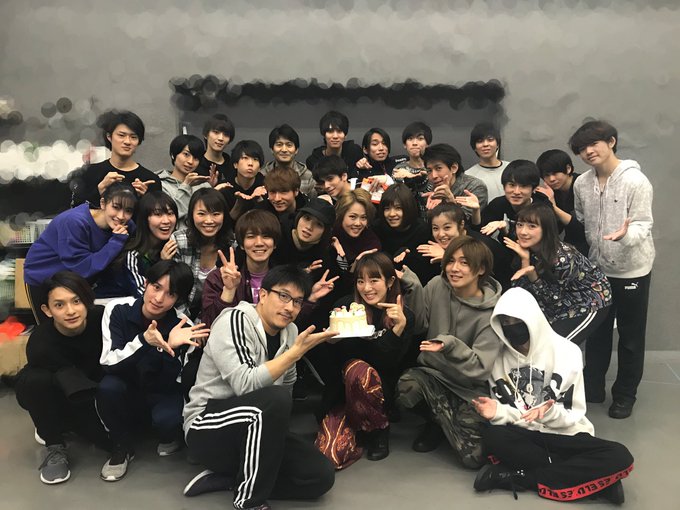 じじ実は、稽古場で誕生日のサプライズがあったんです…バースデーソングが流れた時はまさか自分の事だとは思わずみんなと一緒に じじ実は、稽古場で誕生日のサプライズがあったんです…バースデーソングが流れた時はまさか自分の事だとは思わずみんなと一緒に