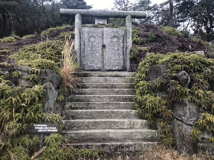 野見宿禰神社の宿禰の墓に到着。バキ道に出てきたまんまだね。 野見宿禰神社の宿禰の墓に到着。バキ道に出てきたまんまだね。