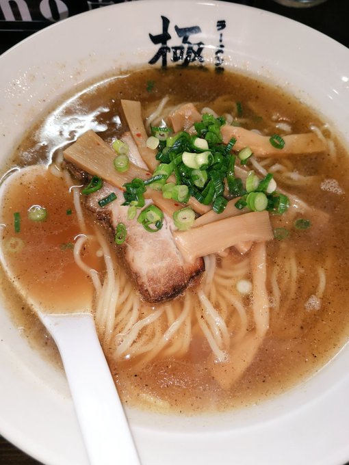 ラーメン堂極 中華そば🍜👧いらっしゃいませ👧バキ~ボードに足ぶつける😁 ラーメン堂極 中華そば🍜👧いらっしゃいませ👧バキ~ボードに足ぶつける😁