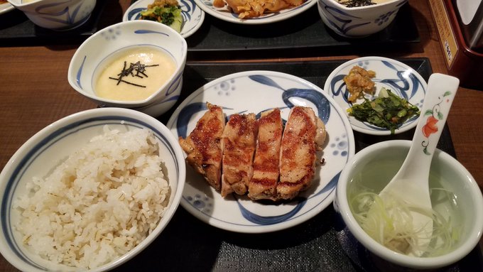 今日のお昼ごはんねぎし さん鶏ジューシー焼きセットおまけにミニがんこちゃんです鶏は初めてですけどやっぱり美味しいですね😋 今日のお昼ごはんねぎし さん鶏ジューシー焼きセットおまけにミニがんこちゃんです鶏は初めてですけどやっぱり美味しいですね😋