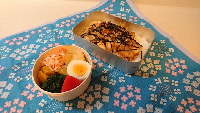 明日も7時から仕事するので、簡単に鶏せせり焼き丼かにかまマヨ和え肉じゃがゆで卵トマト小松菜のおひたしパプリカのバター炒め 明日も7時から仕事するので、簡単に鶏せせり焼き丼かにかまマヨ和え肉じゃがゆで卵トマト小松菜のおひたしパプリカのバター炒め
