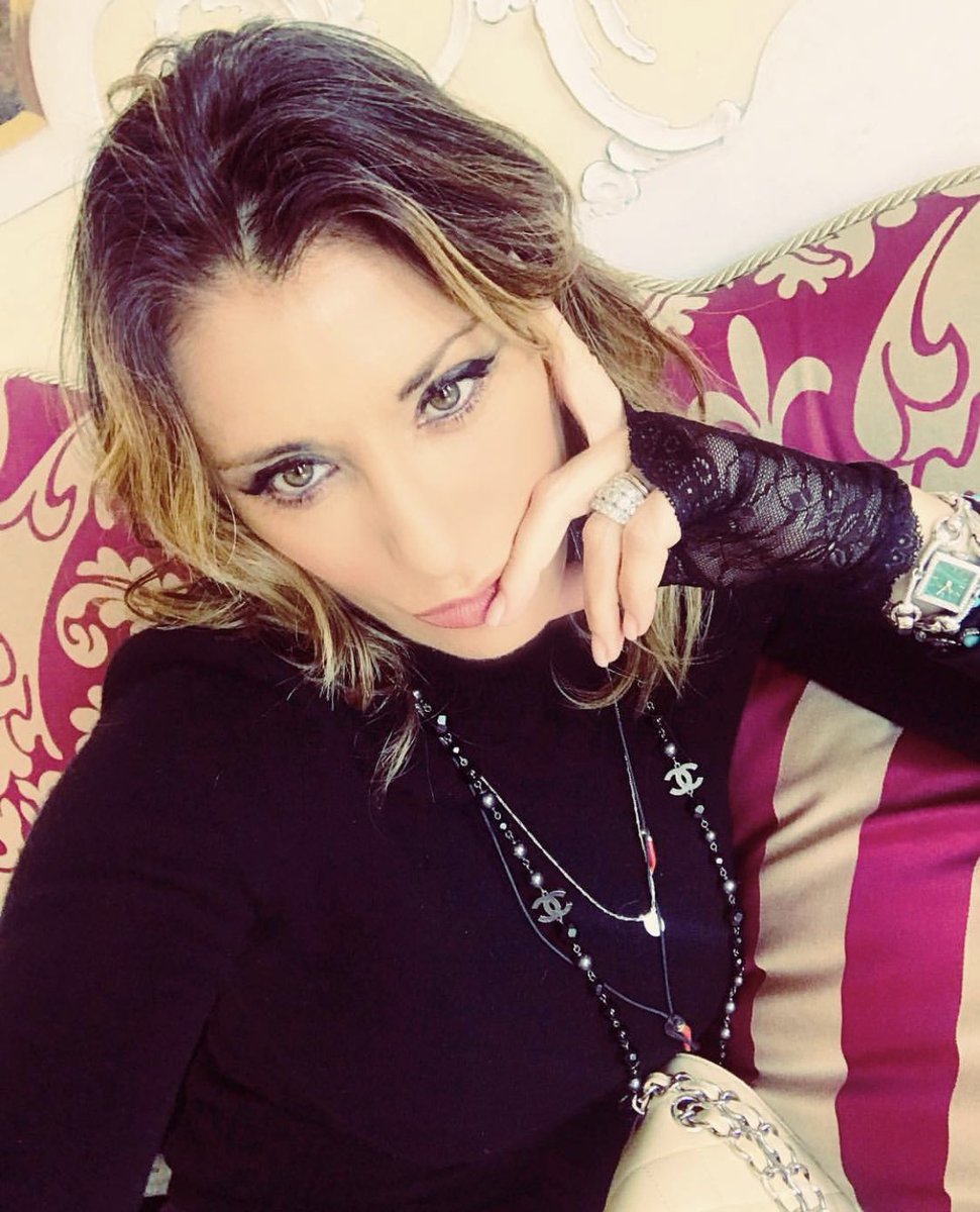 Je suis pensive.. #talktomedonttalktome #newprojects #sabrinasalerno #Sabrina https://t.co/U2mQMzh5vQ