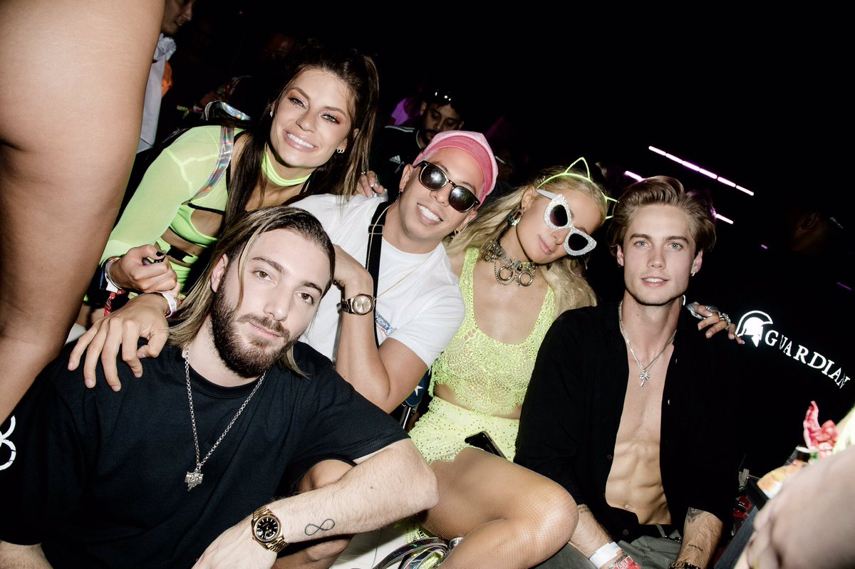 #GoodTimes at @Ultra with this hot crew. ???? @Alesso your set was #Lit! ???? https://t.co/WVmUwQ0nFk