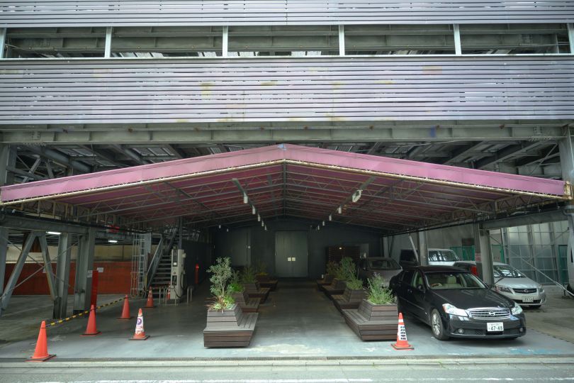 「「ジュリアナ東京」（東京都芝浦）の跡地。薄暗い駐車場には赤紫の屋根が当時のまま残されていました。」https://t.co/hVT5FRSRd3...