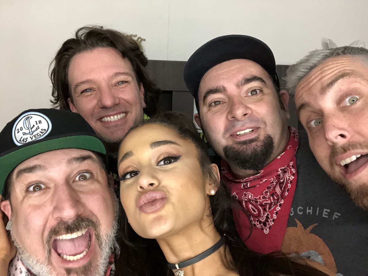 RT @NSYNC: Tune in now https://t.co/kRjOZ0KCue @coachella @ArianaGrande https://t.co/fc1tOLyayb