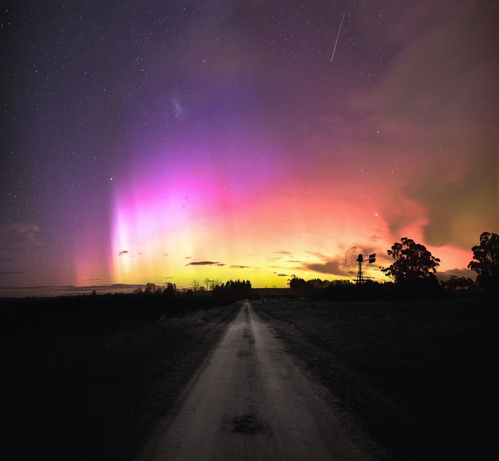 Aurora, as seen in Australia.. https://t.co/h6YGnX2S7j https://t.co/s0ybi0MulO