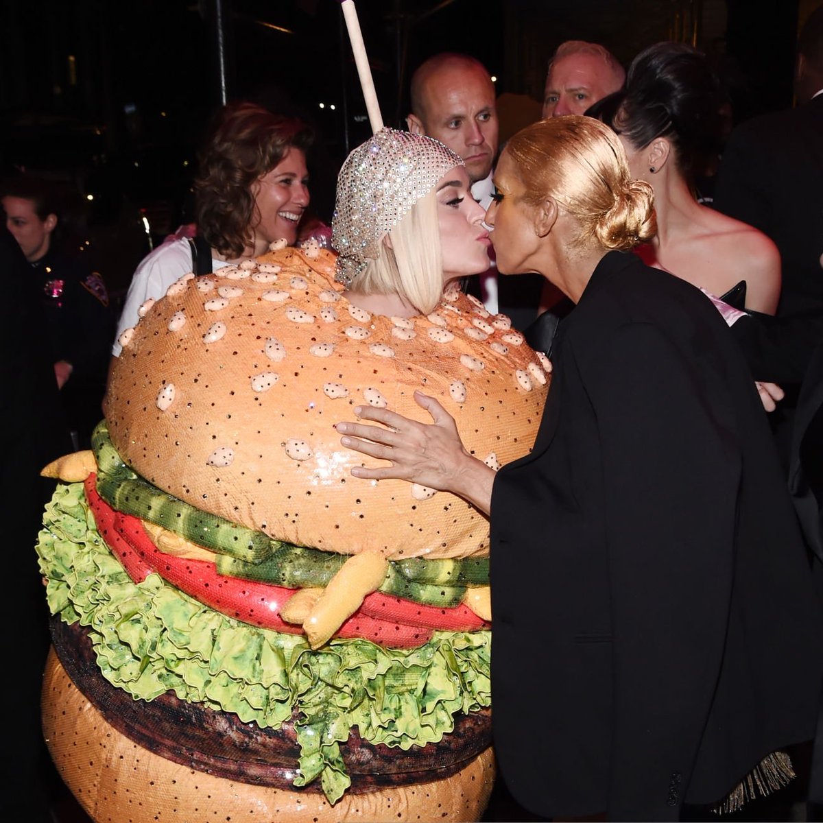 I kissed a burger and I liked it ????????
#MetGala #AfterParty

????: Daniel Zuchnik / Getty Images https://t.co/yA1jyoGXh2