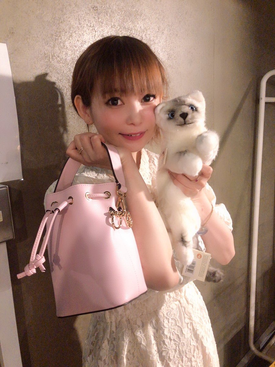 ミキ社長から、めちゃくちゃ可愛いバッグをいただきました、あと猫！2匹も！リアルな重さの。可愛い！ 嬉しい。 お仕事頑張りたい！...