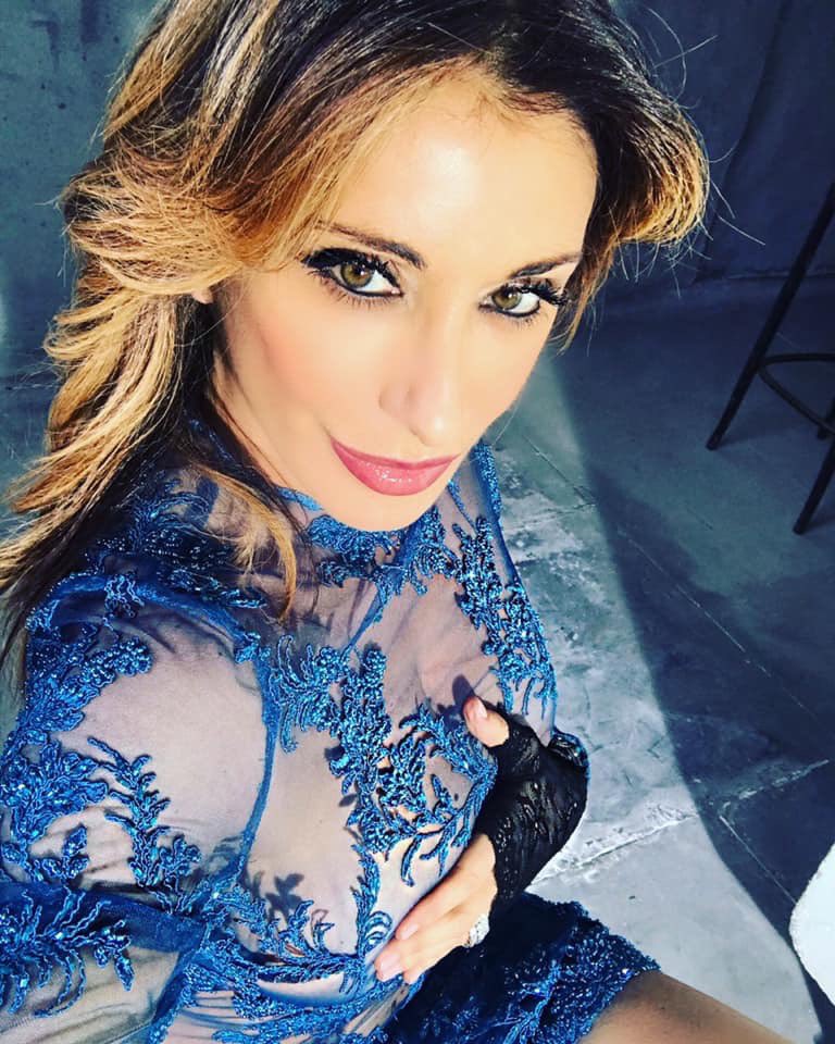 A volte è meglio non scoprirsi troppo #inognisenso #sabrina #sabrinasalerno https://t.co/47XmS5Eywy